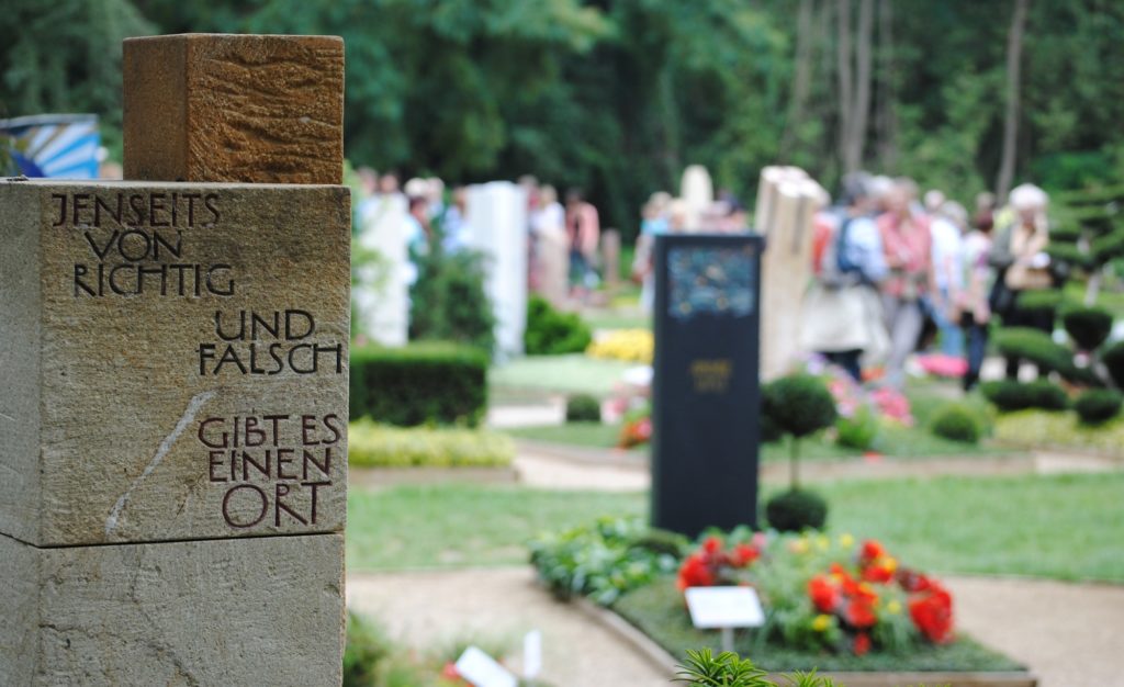 Grabstein auf einem Friedhof mit der Aufschrift: Jenseits von richtig und falsch gibt es einen Ort.