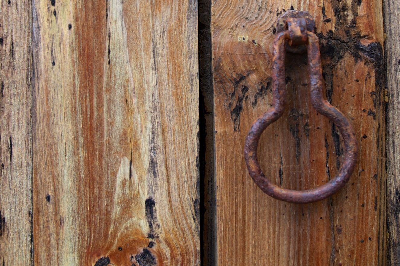 Türklopfer an einer alten Holztür