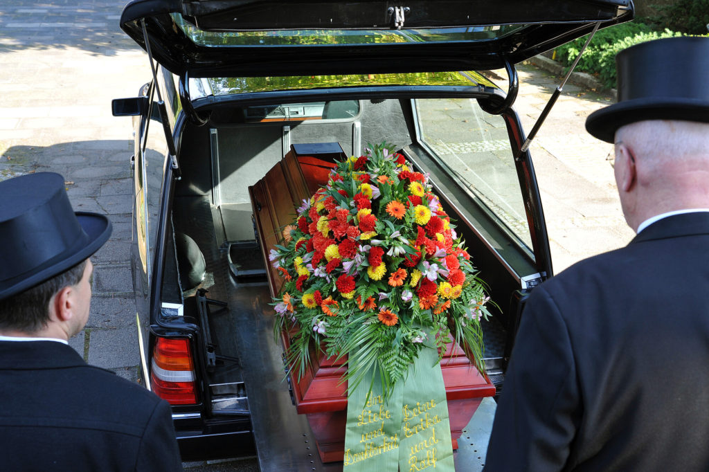 Sarg in einem Bestattungsfahrzeug