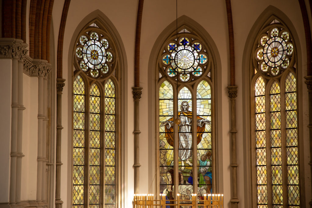 Kirchenfarbfenster mit einem Bild von Jesus