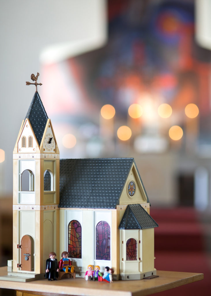 Kirche von Playmobil mit Figuren davon